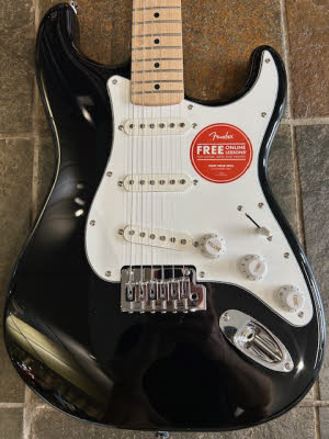 t_Squier-Affinity-Strat-Black-