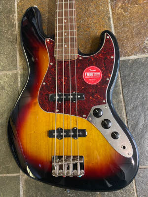 Squier Classic Vibe '60s Jazz Bassフレットレス Squier Classic Vibe '60s Fretless Jazz Bass – Sutton Music Centre